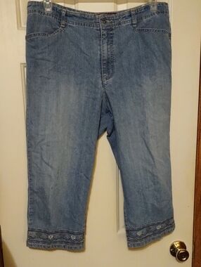 Gloria Vanderbilt Denim Capris Size 14